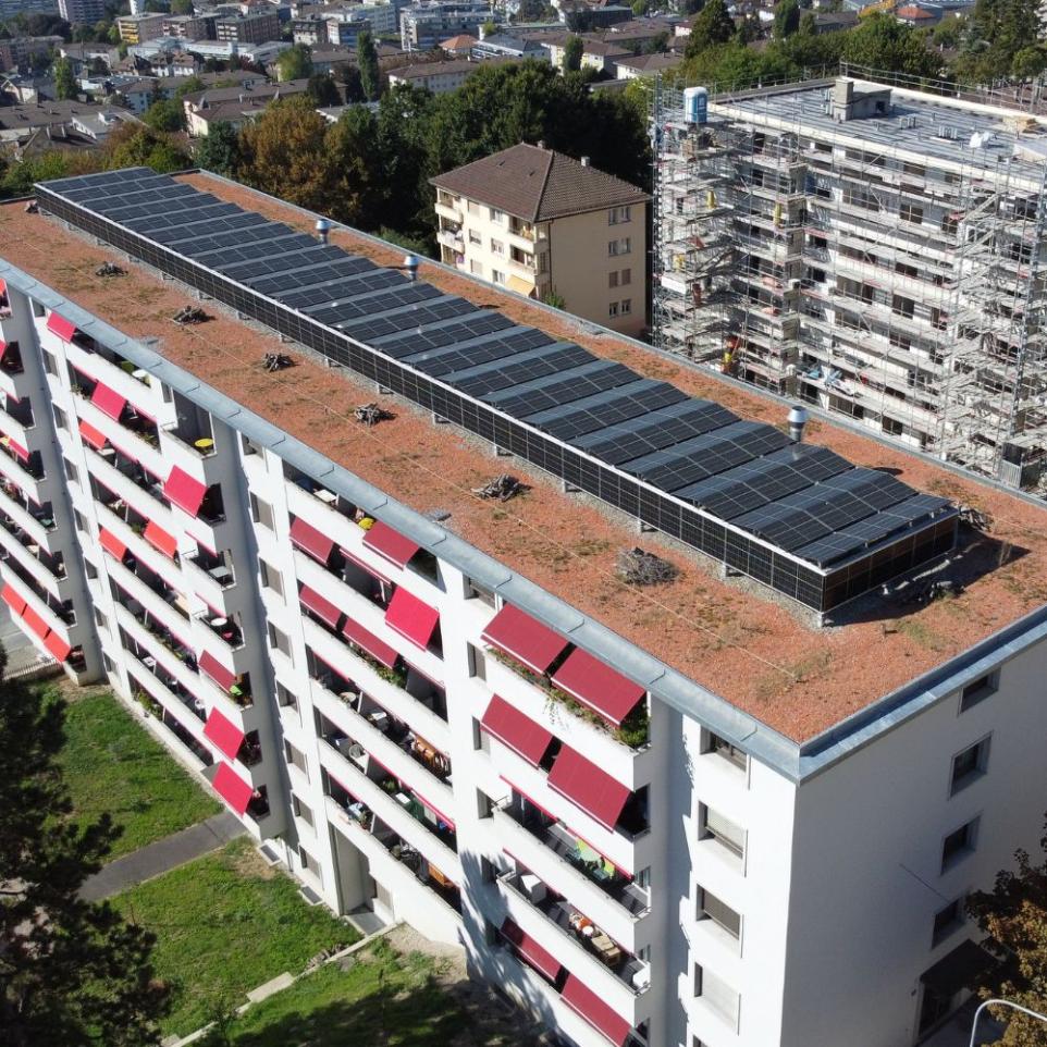 Panneaux solaires sur toit bâtiment Lausanne Panneaux solaires sur toit bâtiment Lausanne